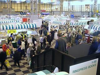 Birgit auf dem Weg in Halle 1